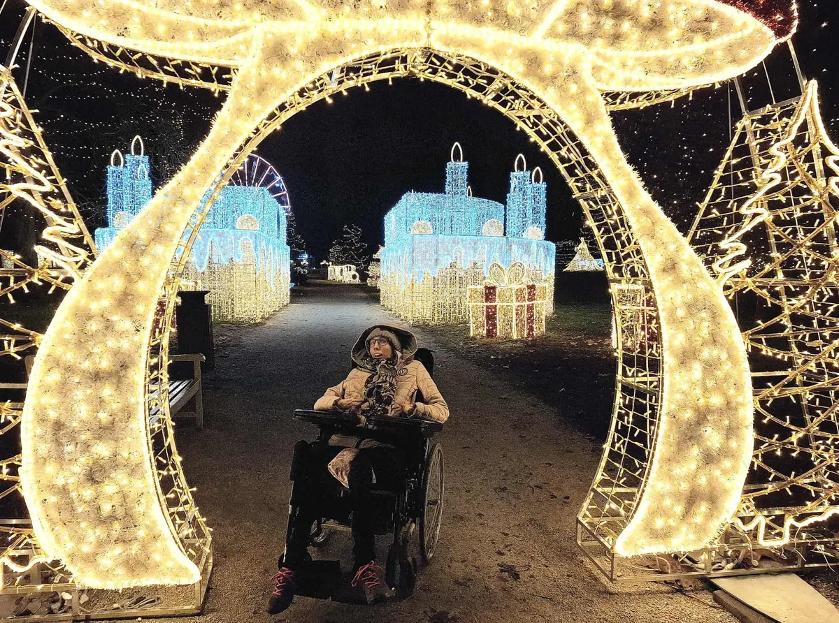 Tíciát 10 éves korában egy szörnyű baleset érte, azóta saját testébe zárva él. November 21-én ünnepelte a 32. születésnapját. Anyukájával és testvérével ellátogatott a gödöllői kastélyparkba.