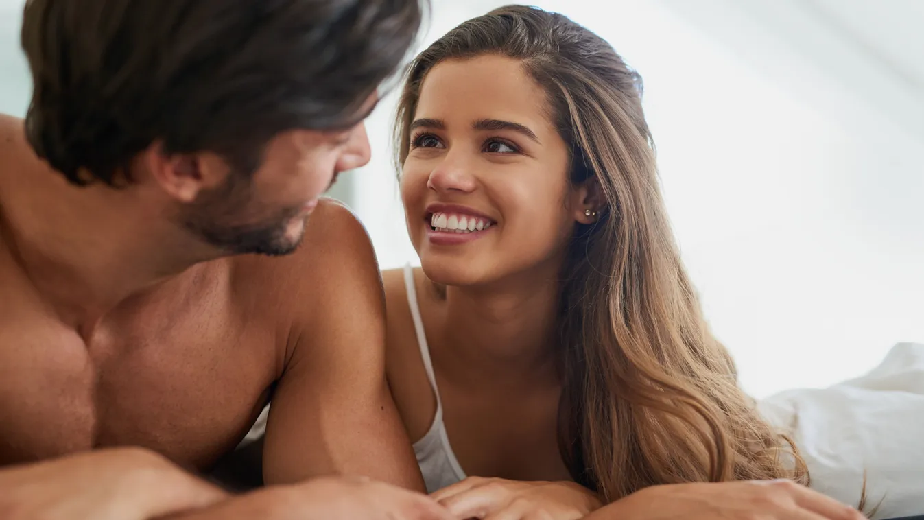 Szemkontaktust tartó pár a hálószobában.