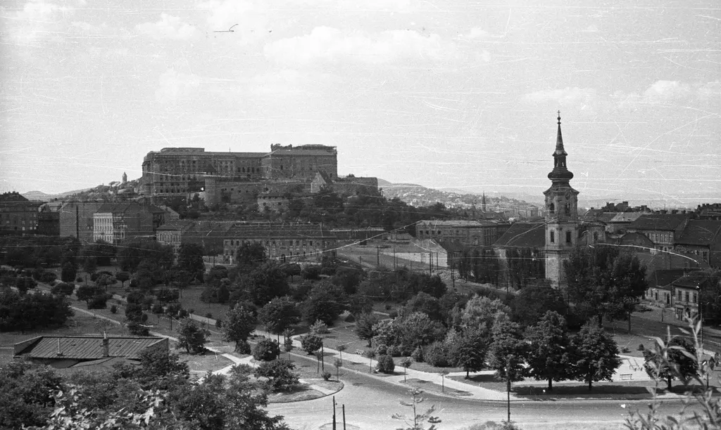 A Tabán 1959-ben: kilátás a Gellért-hegyről a budai vár felé, előtérben az Alexandriai Szent Katalin-templom, háttérben a Várhegy.

Fortepan/Nagy Gyula 