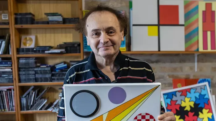 Fiatal lány őrzi Galla Miklós foltos gatyáját