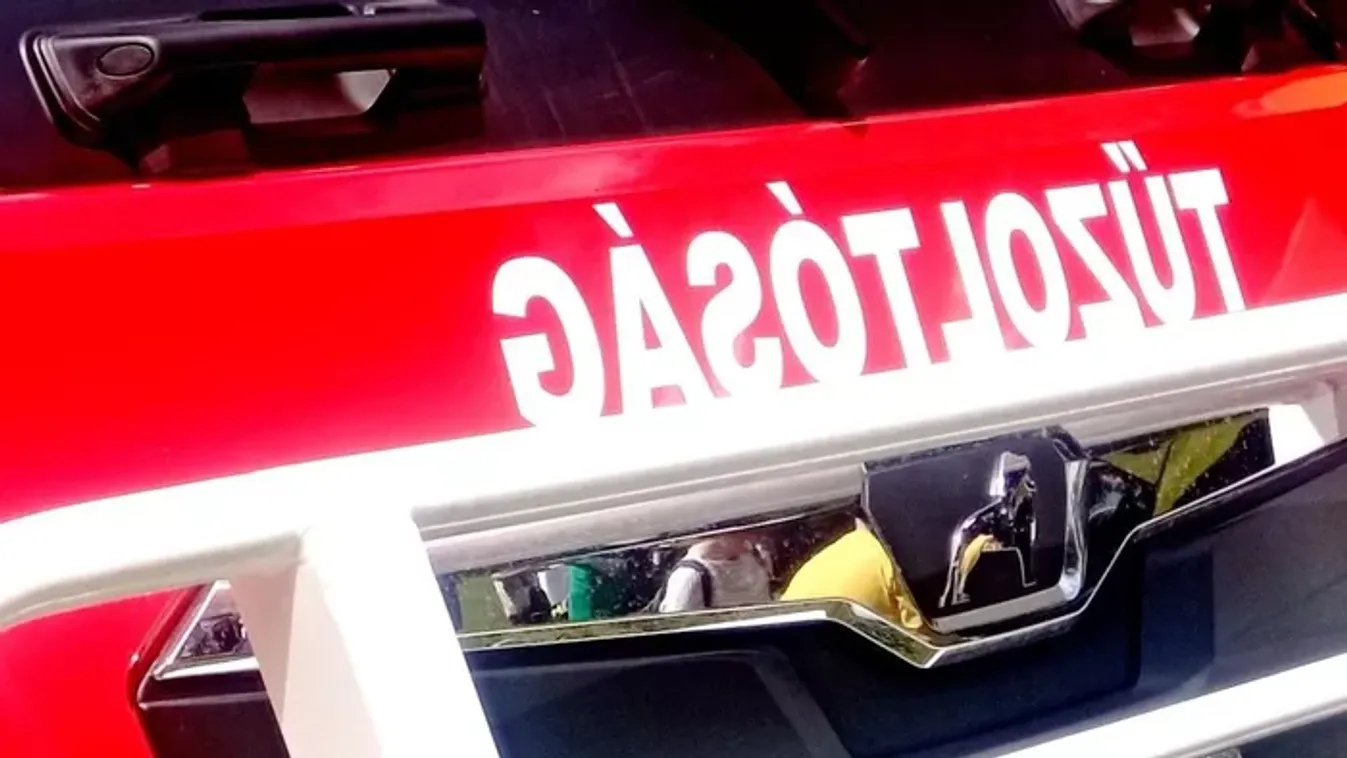 Hatalmas baleset az M3-ason, feszítővágóval szabadítottak ki egy utast