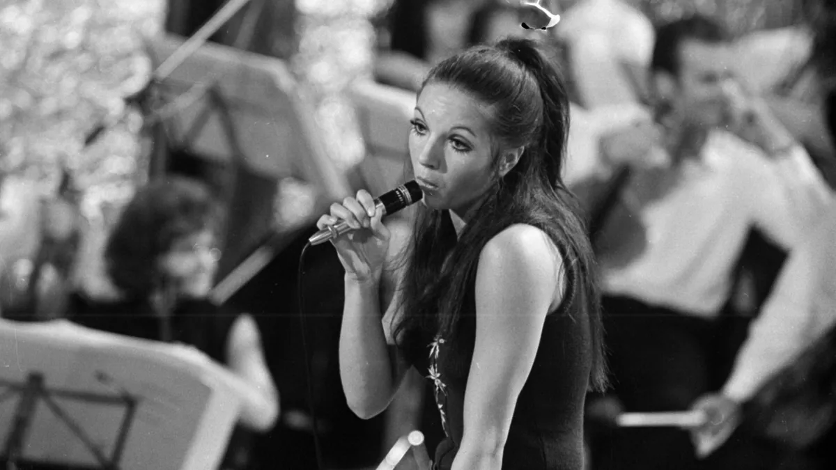 Zalatnay Sarolta fekete fehér fotója a retró kvízben.