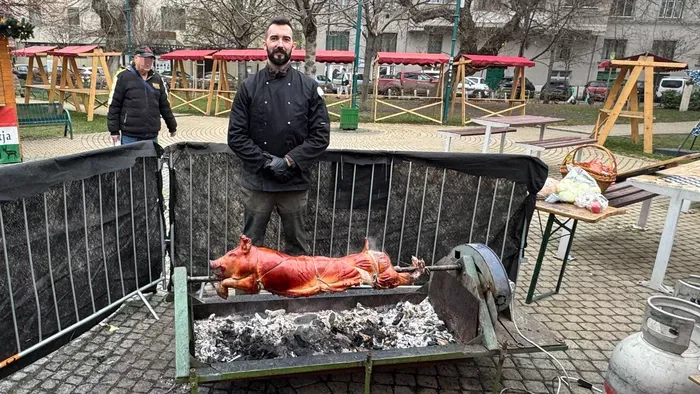 Kordont kellett emelni az adventi vásáron a malacsütő köré