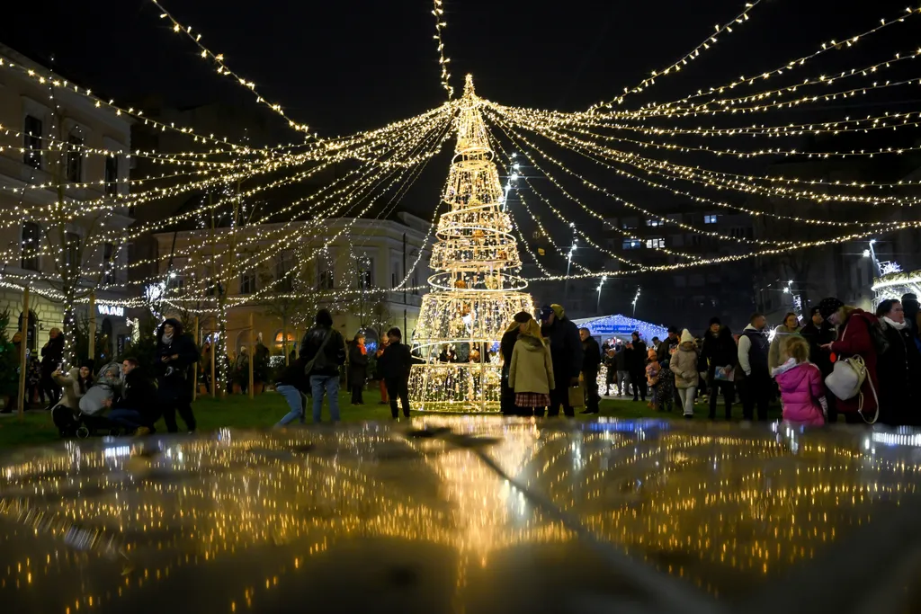 Debrecen, 2025. november 30.
Ünnepi díszkivilágítás Debrecen belvárosában advent első vasárnapján, 2025. november 30-án.
MTI/Czeglédi Zsolt