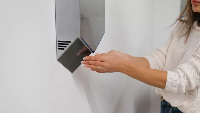 Ezért veszélyes a kézszárító a nyilvános mosdóban