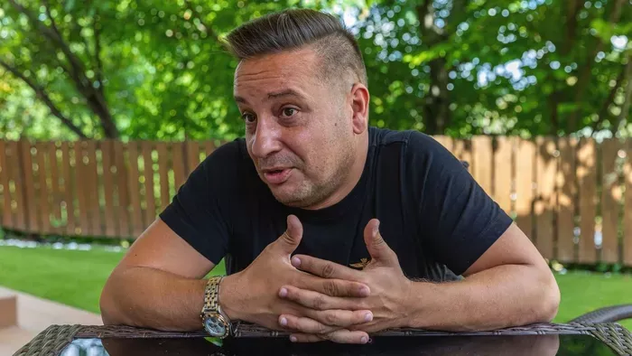  L.L. Junior sokkolta a rajongóit: Megosztotta az első dalát