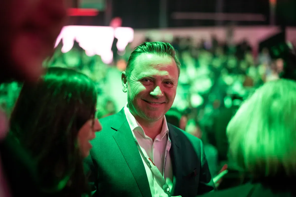 Gönczi Gábor több Orbán Viktor firkás pulcsit is vett a kecskeméti Háborúellenes Gyűlésen