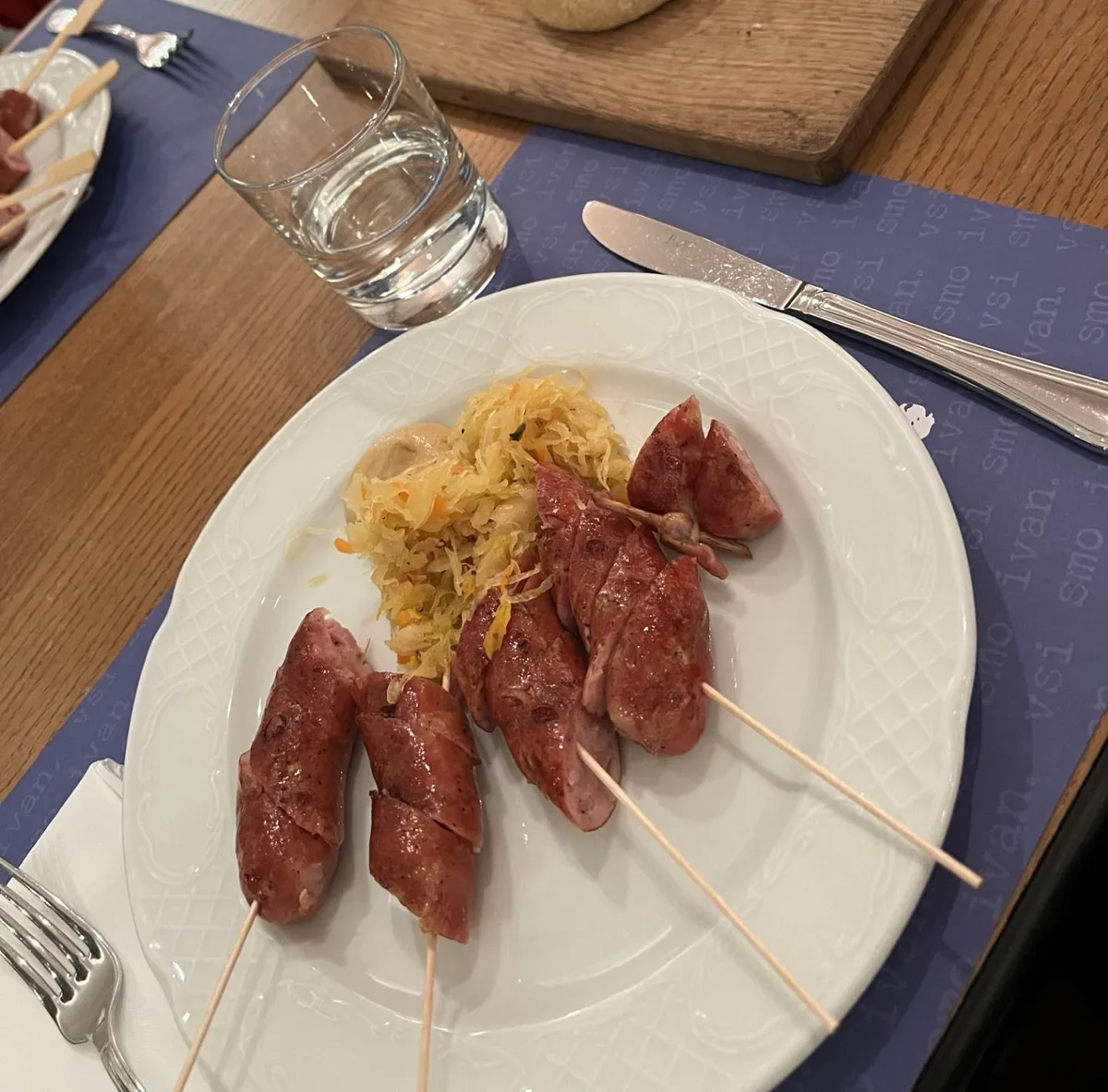 Szlovénia látnivalói közt a kranji kolbász az asztalon.