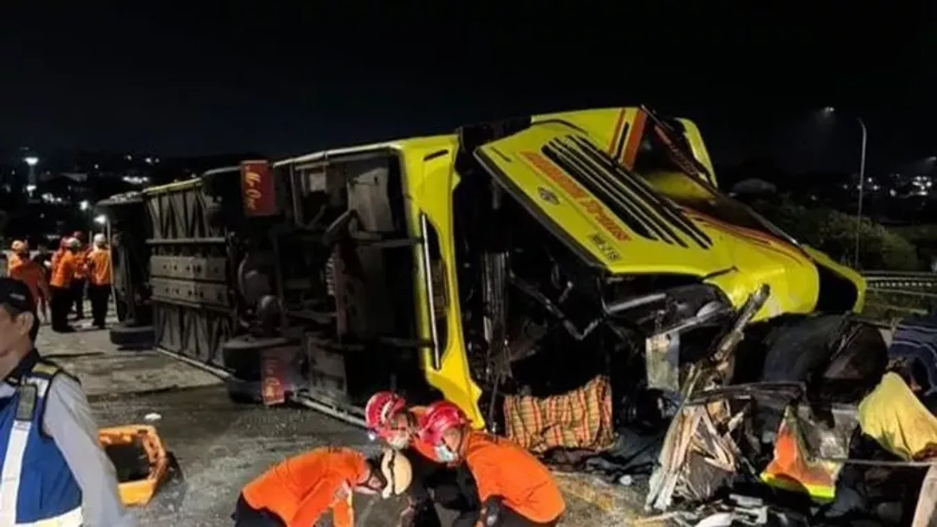 Buszbalesethez rohantak a mentők: tizenhatan vesztették életüket a tragédiában