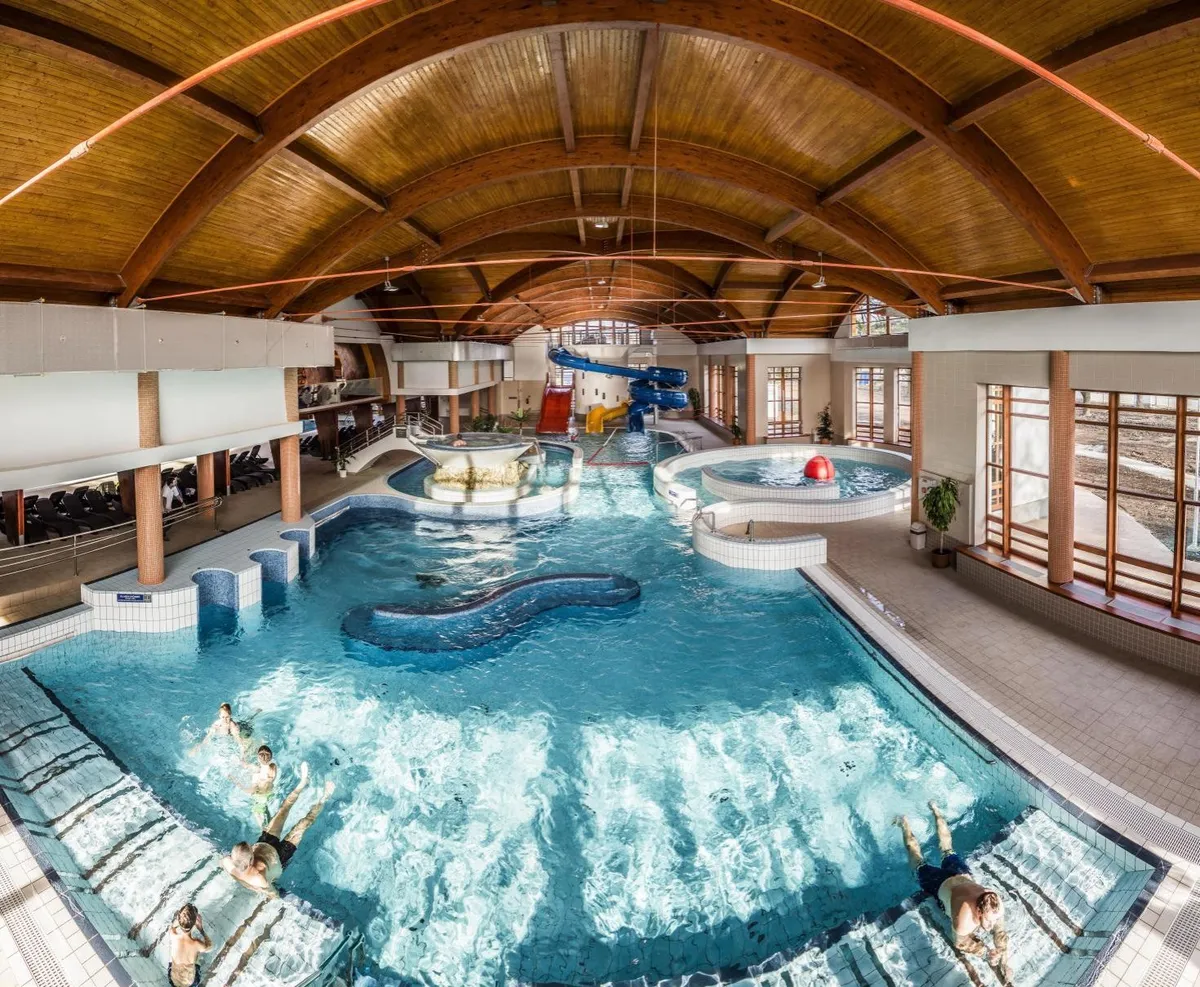 Zóry-fürdő fedett medecéje madártávlatból.