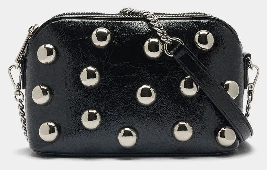 Karácsonyi divat: szegecses kistáska.