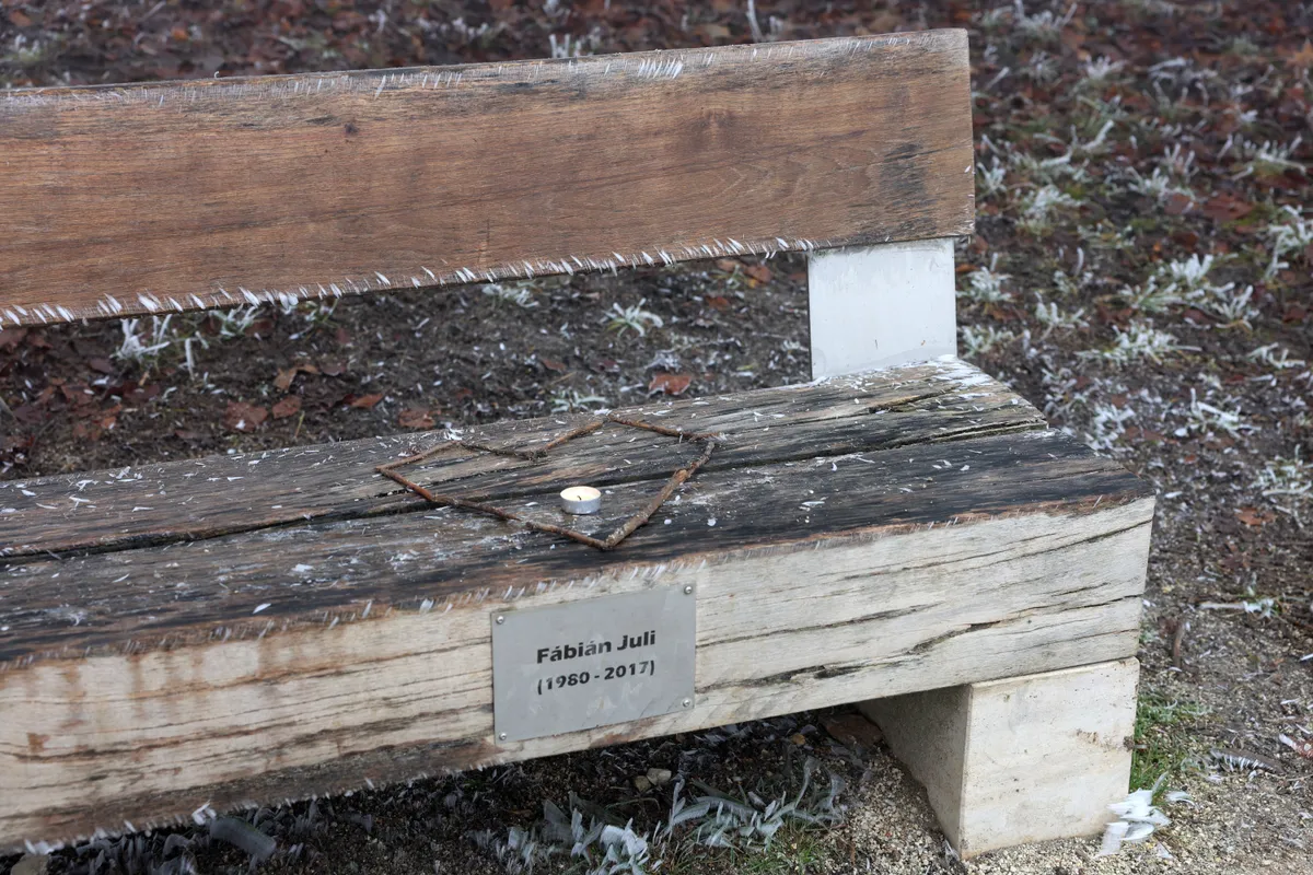 Fábián Juli emlékpadja a Normafán.