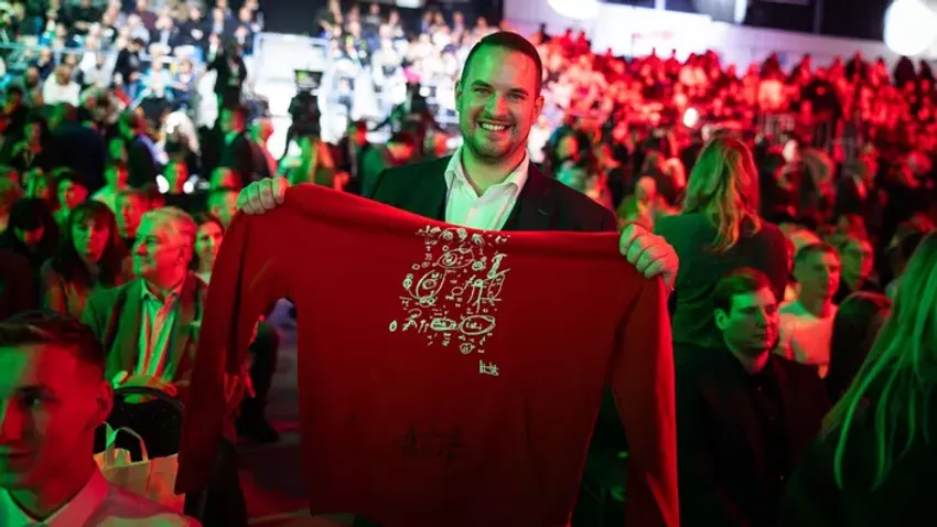 Nagy siker az Orbán-firkás pulcsi a Háborúellenes Gyűlésen