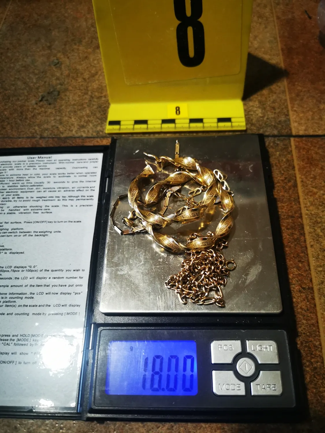 Az élettársak nem nagyon titkolták a vagyongyarapodásukat: két autójuk is volt, és – a tanúk szerint – mindenhol szórták a pénzt