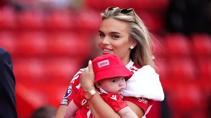 Dekoltázst villantott a dögös focistabarátnő