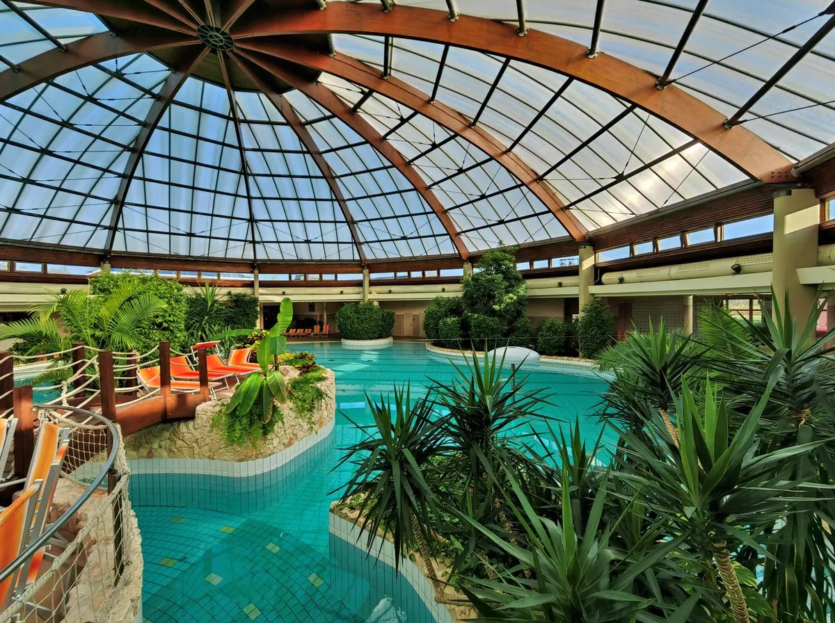 A szentgotthárdi fürdőkomplexum fedett medencés helyisége sok növénnyel.