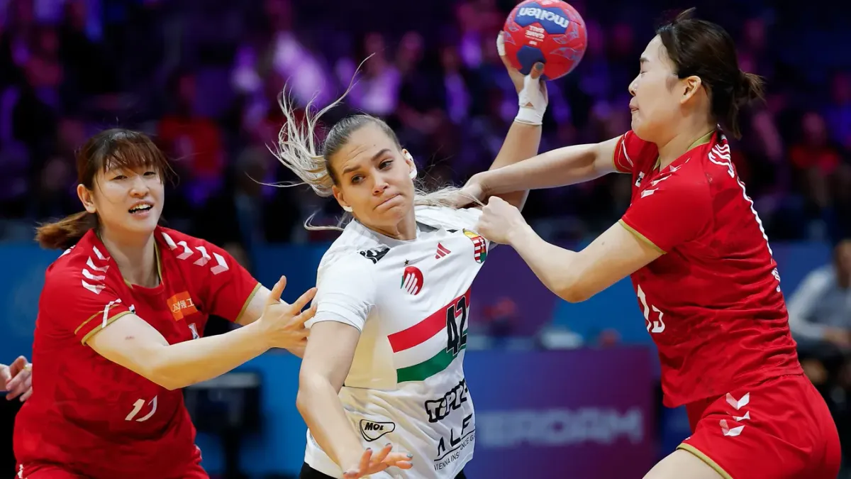 Klujber Katrinék (középen) négy győzelem után kínkeserves döntetlennel jutottak negyeddöntőbe a női kézilabda-világbajnokságon