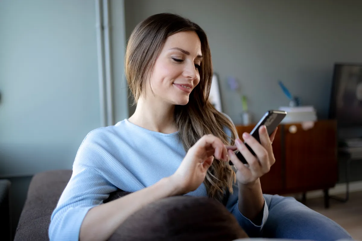 Egy társkeresőt görgető nő, aki a horoszkópja szerint mindenkit jobbra húz.