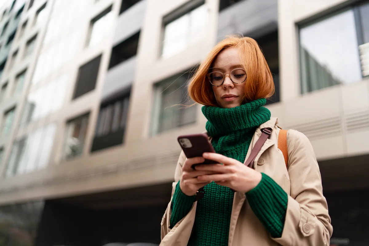 Divatos, zöld pulóvert viselő nő