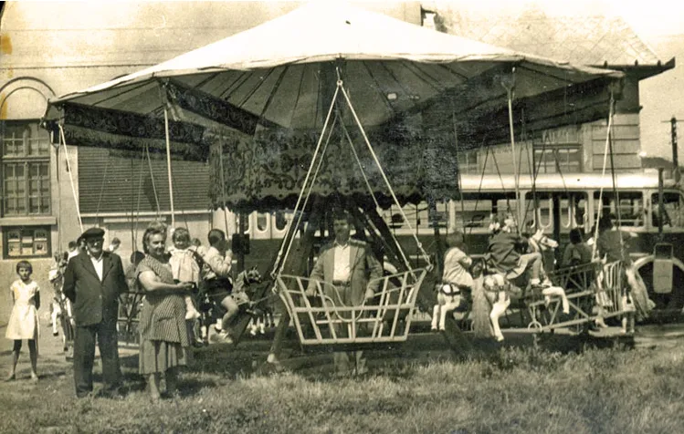 Greznár-család korábbi generációja antik körhinta előtt