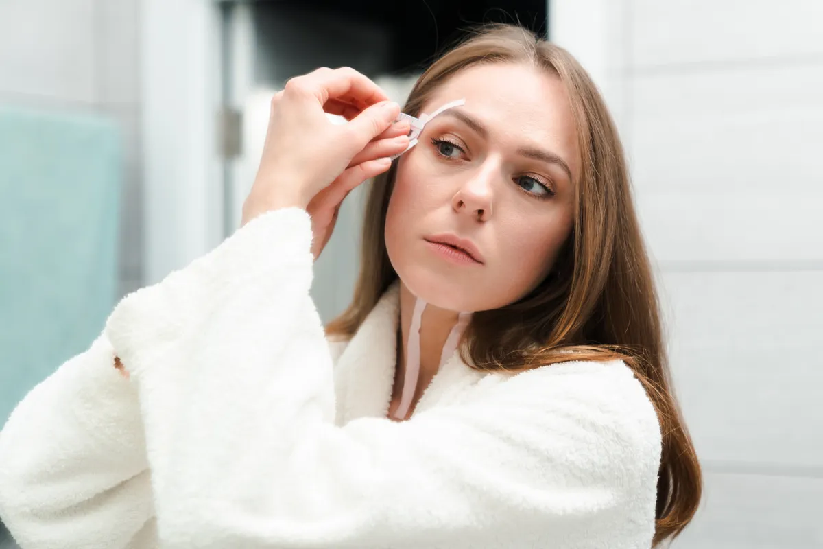 Egy nő face taping-gel.