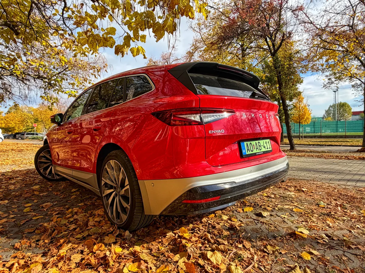 Škoda Enyaq iV teszt modell hátulról.