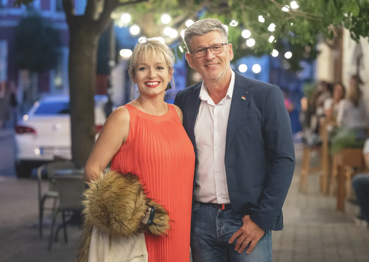 Kárász Róbert kivirult felesége oldalán. 