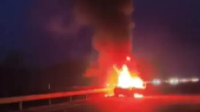 Szalagkorlátnak sodródott, majd kigyulladt egy autó