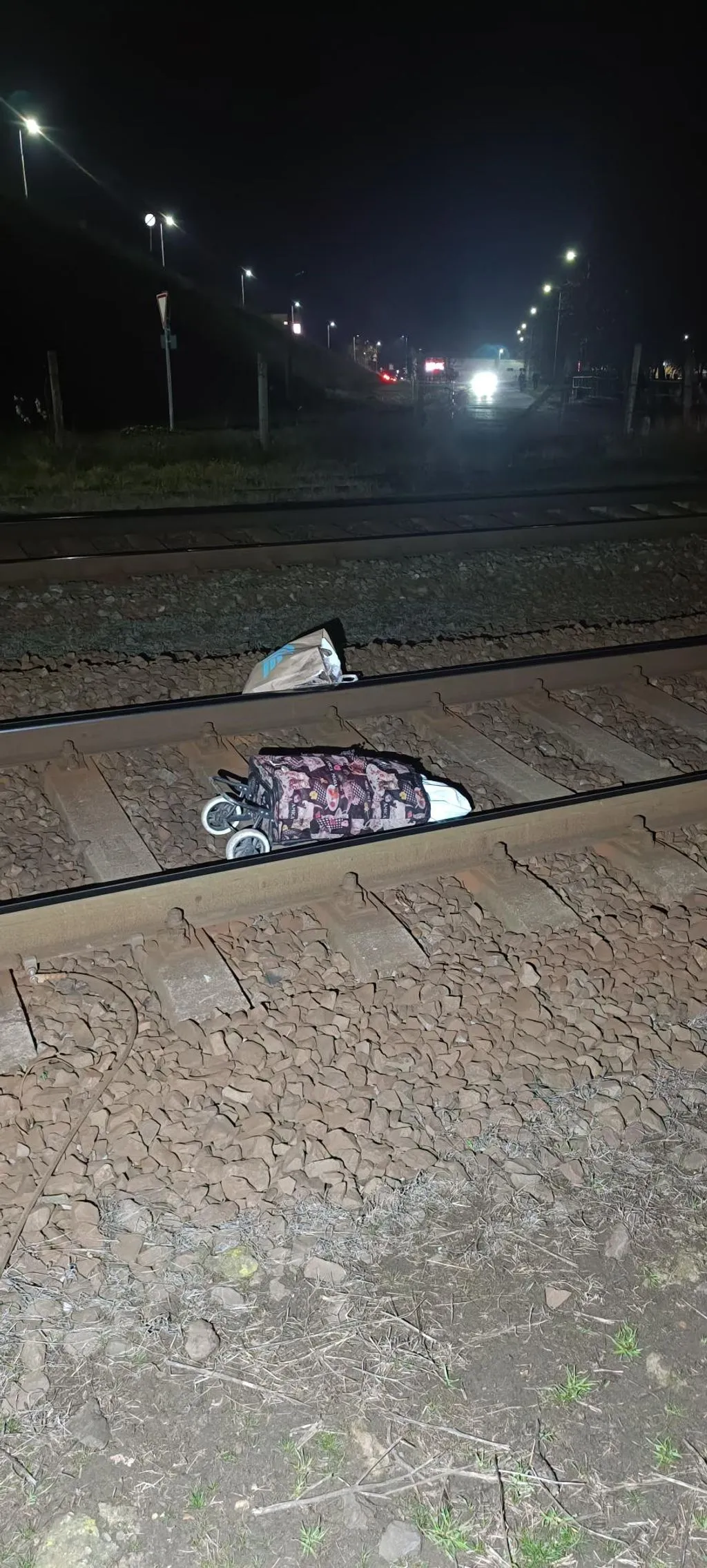 A nagymama mikuláscsomagokkal sietett haza, amikor a vonat halálra gázolta.