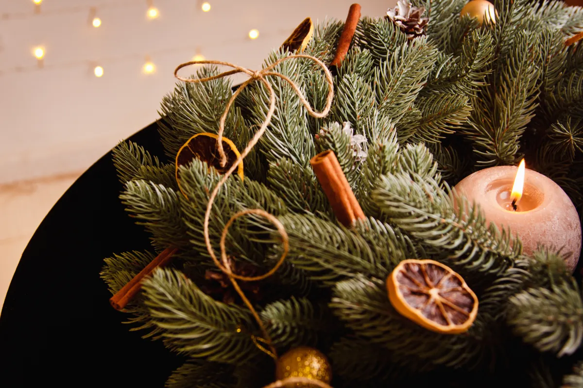 Stílusos karácsonyi hangulatú koszorú.