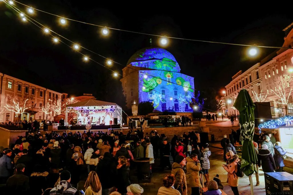 A pécsi adventi vásár forgataga a Széchenyi téren.