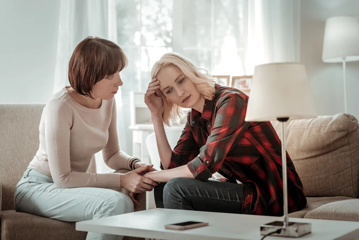 Egy nő vigasztalja a barátnőjét, aki szexuális tévhitektől szorong.