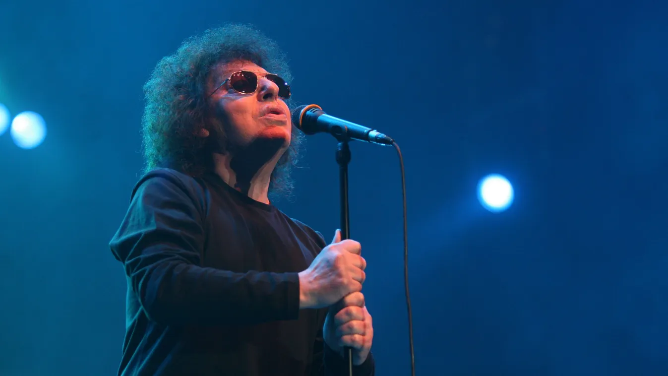 Demjén Ferenc&nbsp;előadás közben énekel egy dalt, amiről a retró zenei kvízünkben is szó van,