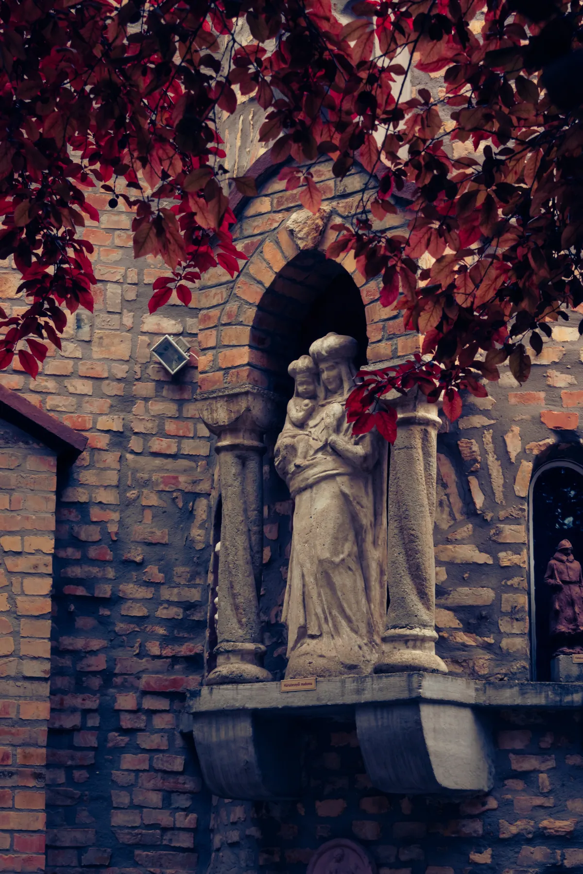 Madonna szobor kis Jézussal a Bory-várban.