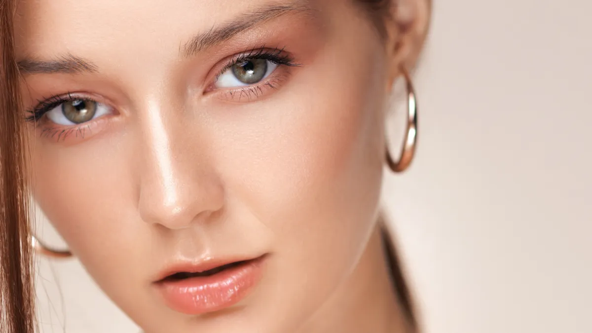 Karika fülbevalót viselő, fiatal nő.