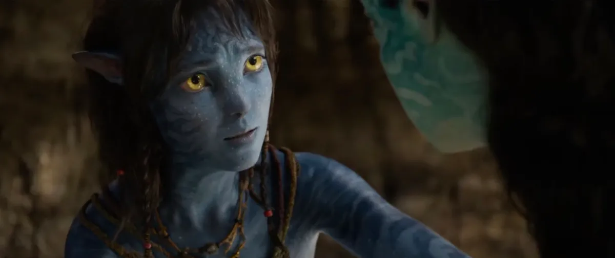 Sigourney Weaver az Avatar: tűz és hamu című filmben Kiri szerepében.