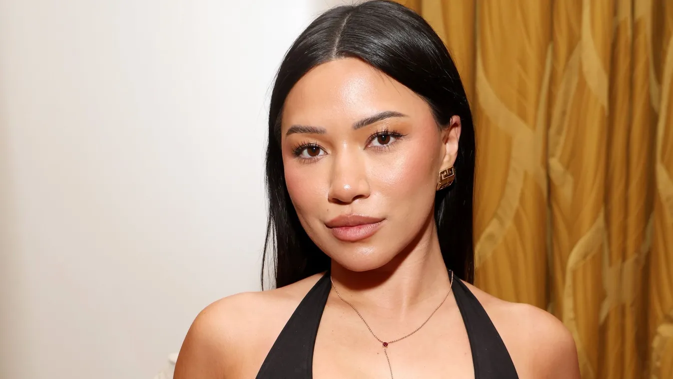 Ágaskodó bimbók, melltartó nélkül bulizott Julia Kelly