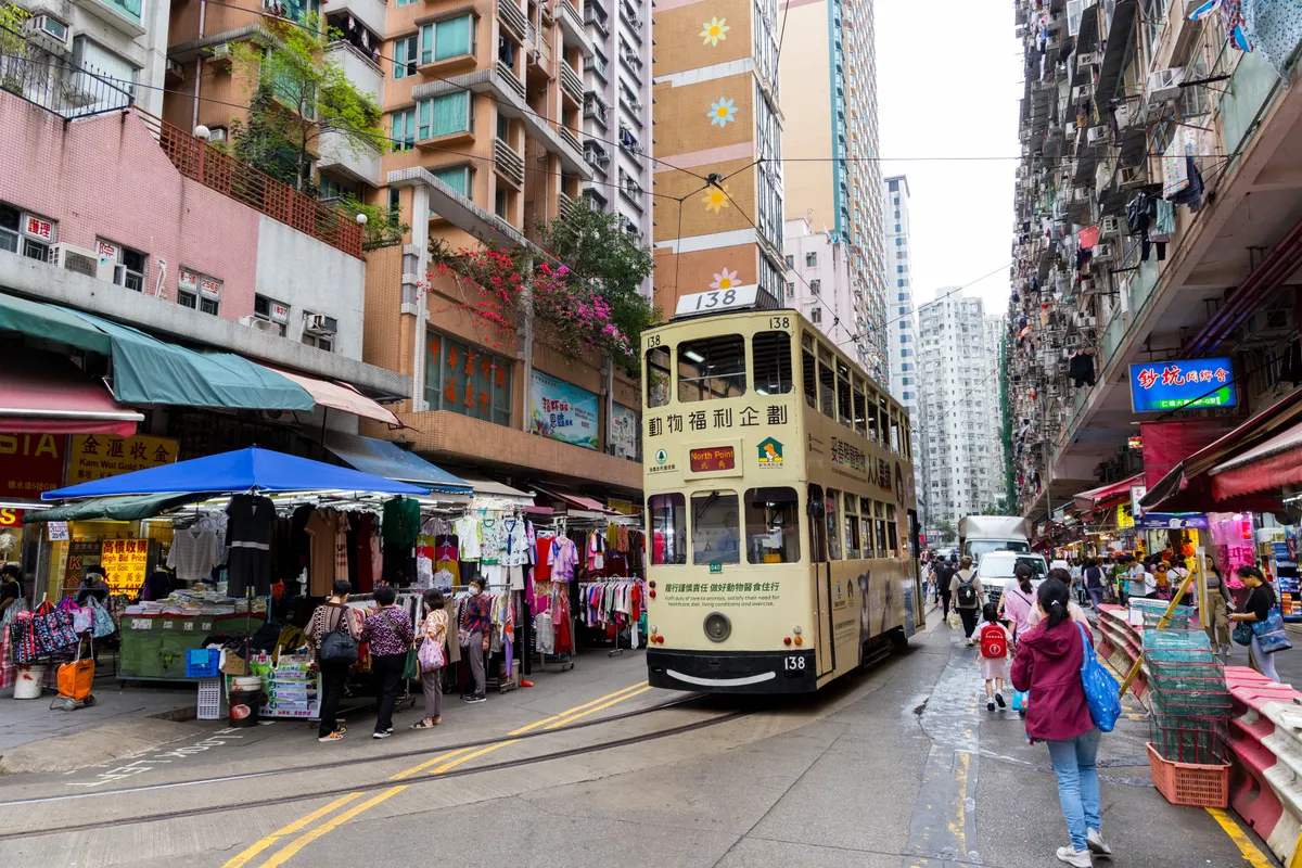 A hongkongi emeletes Ding Ding villamos a nagyváros egyik forgalmas utcáján.