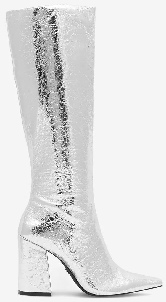 Karácsonyi divat: hosszú ezüst színű csizma.