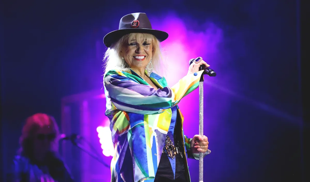 Csepregi Éva profin kezelte a helyzetet, elütötte az időt a közönségével.