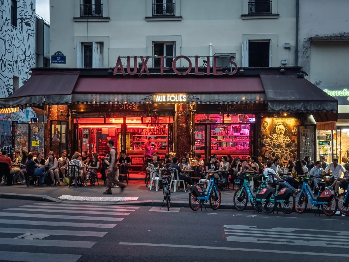 Párizsban a helyiek utálnak, mert gyarapítod a tömeget még a kávézókban is.