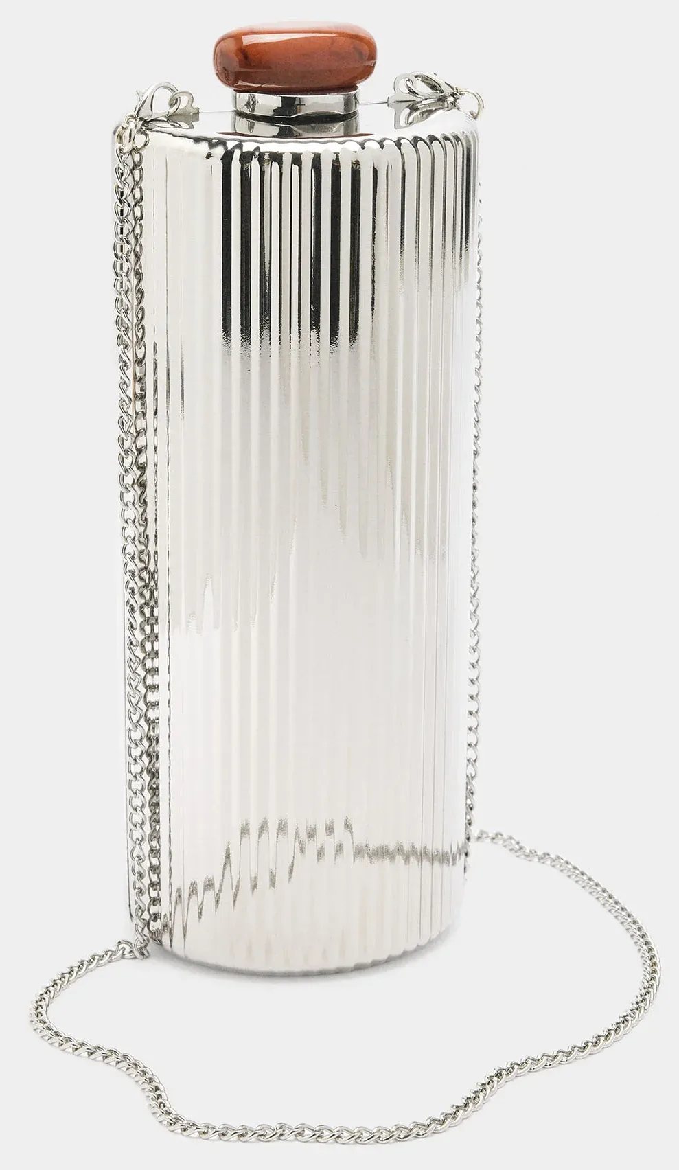 Női divat 50 felett: fémes táska.