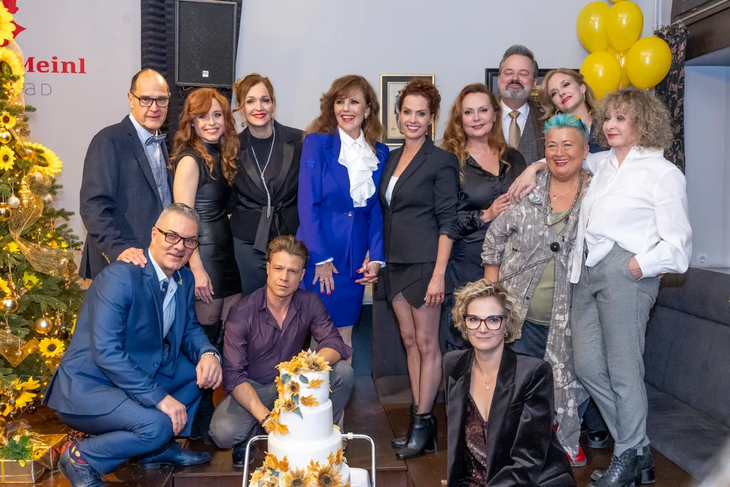 A művészek könnyeikkel küzdve ünnepeltek tovább.