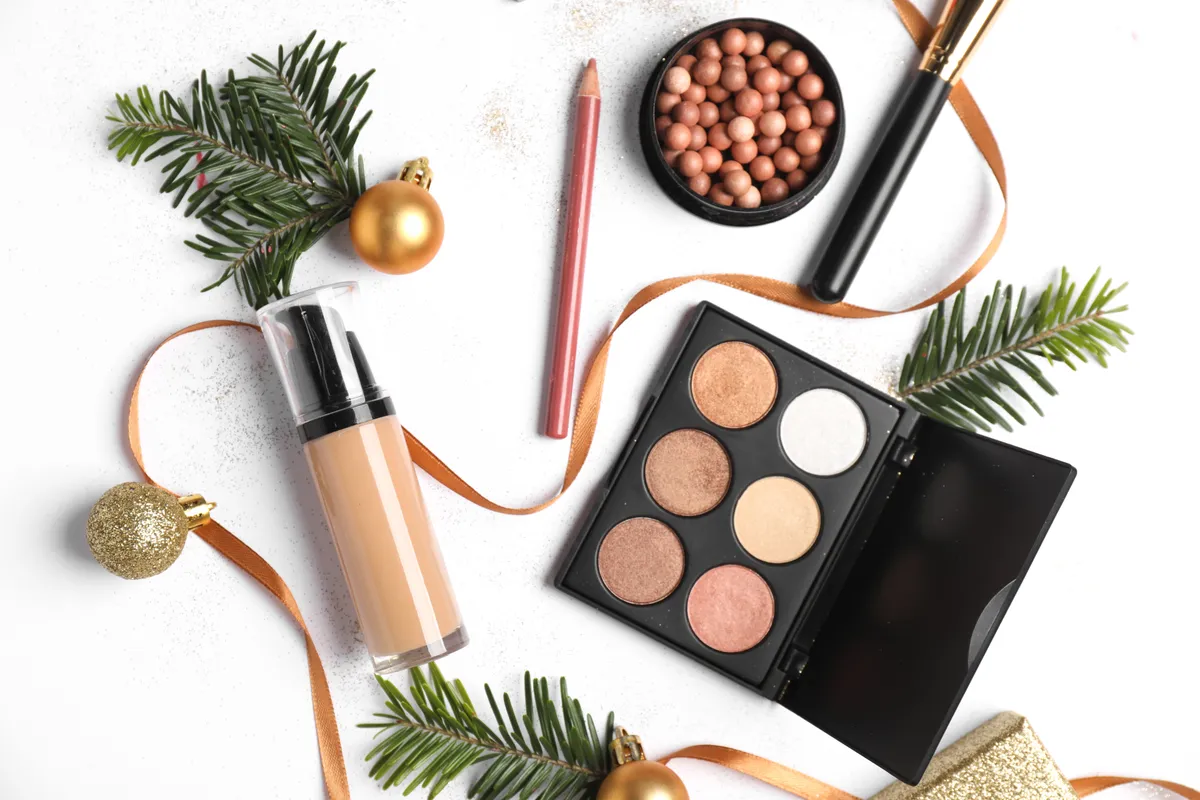 Karácsonyi smink termékek egy asztalon.