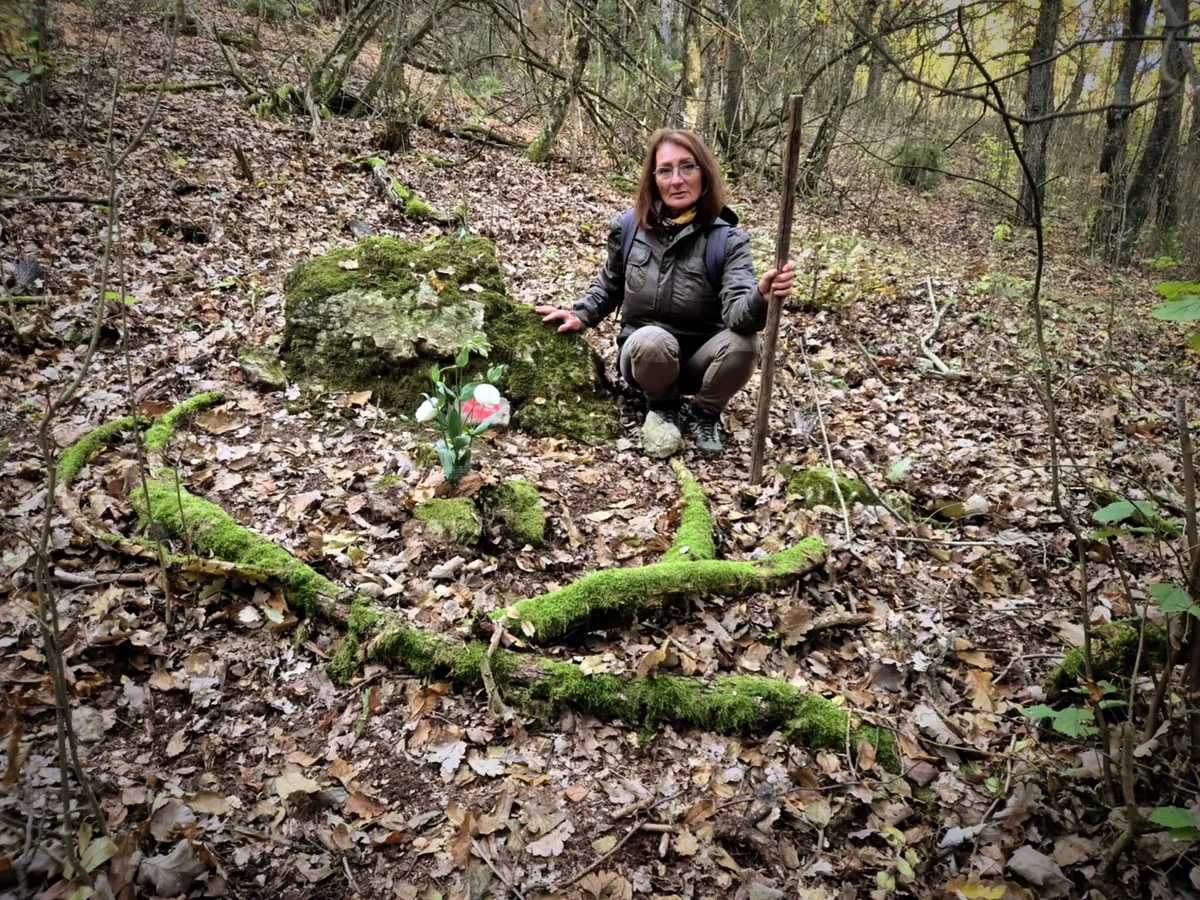 Mohás fák védik a szívet, amellyel Mártáék emléket állítottak az imádott "Mamikának"