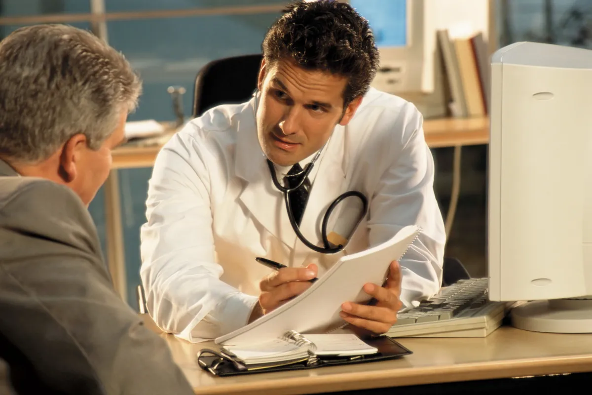 Egy orvos épp a betegével konzultál, töltsd ki az orvoskereső kvízünket, hogy megtudd, hozzá milyen tünetekkel kell fordulnod!