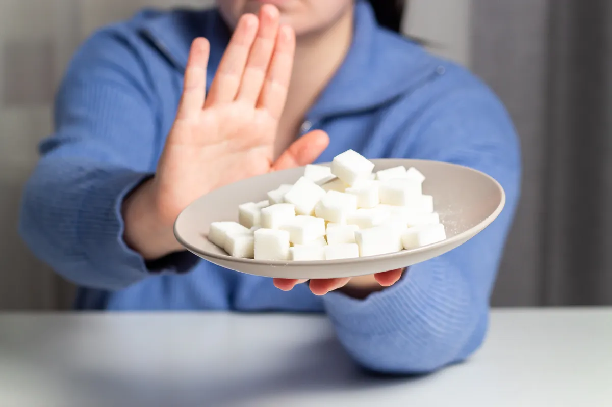 Kockacukros tányért tartó nő, aki a diéta alatt nemet mond rá.