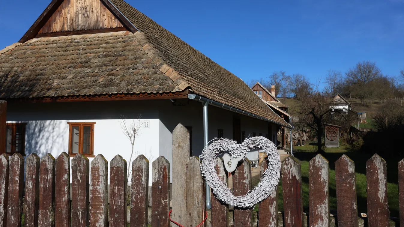 Élő adventi kalendáriummá változik a Nógrád vármegyei falu: 24 napon át más-más kapura kerül fel dísz