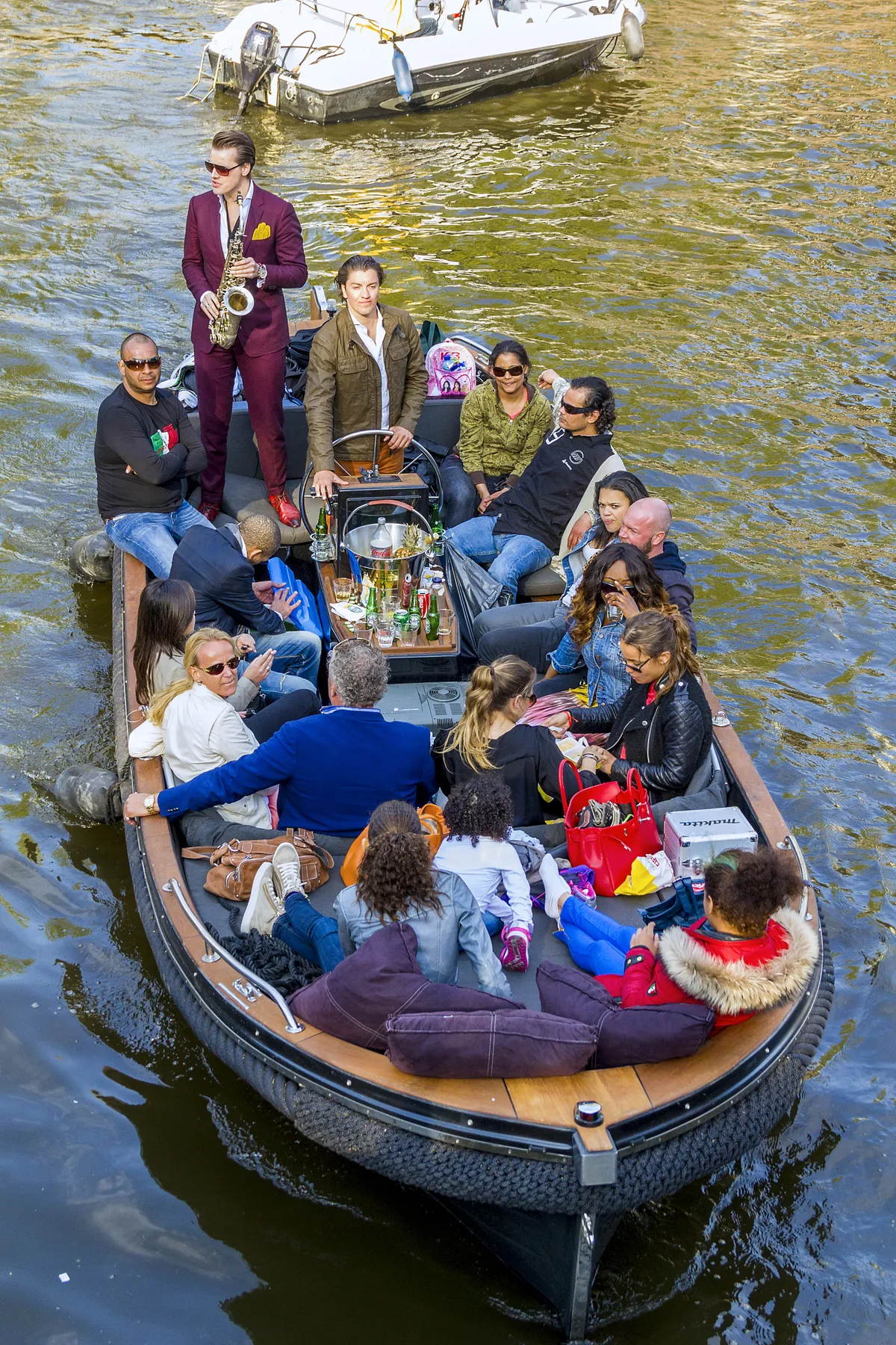 A helyiek utálnak Amszterdamban is, mivel elegük van a buliturizmusból, amikor még a csónakokban is isznak a turisták.