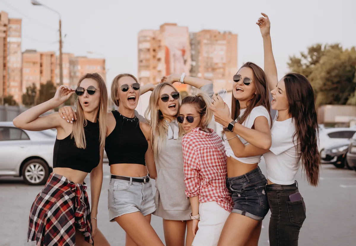 Retró kvízben szereplő, régi slágereket hallgató fiatal lányok